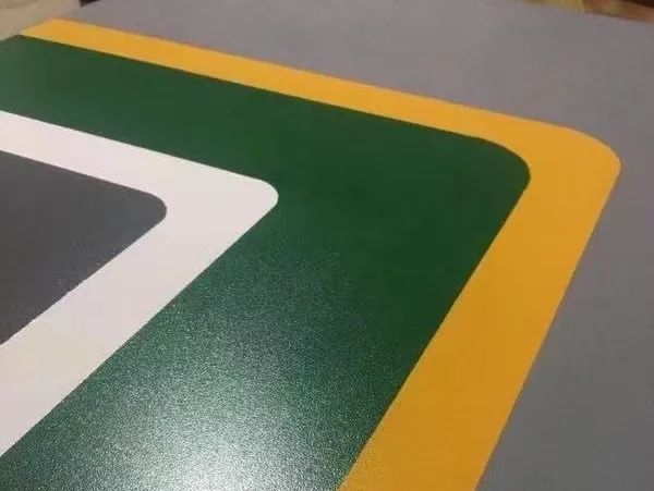 地下停車場無振動防滑坡道施工流程分享，地下車庫水性防滑坡道